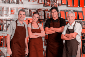 Pequenos negócios criaram 95.587 mil empregos em agosto: na foto, quatro trabalhadores posam para a câmera, simbolizando empregados felizes com as vagas criadas e divulgadas na notícia da Dr. Fiscal